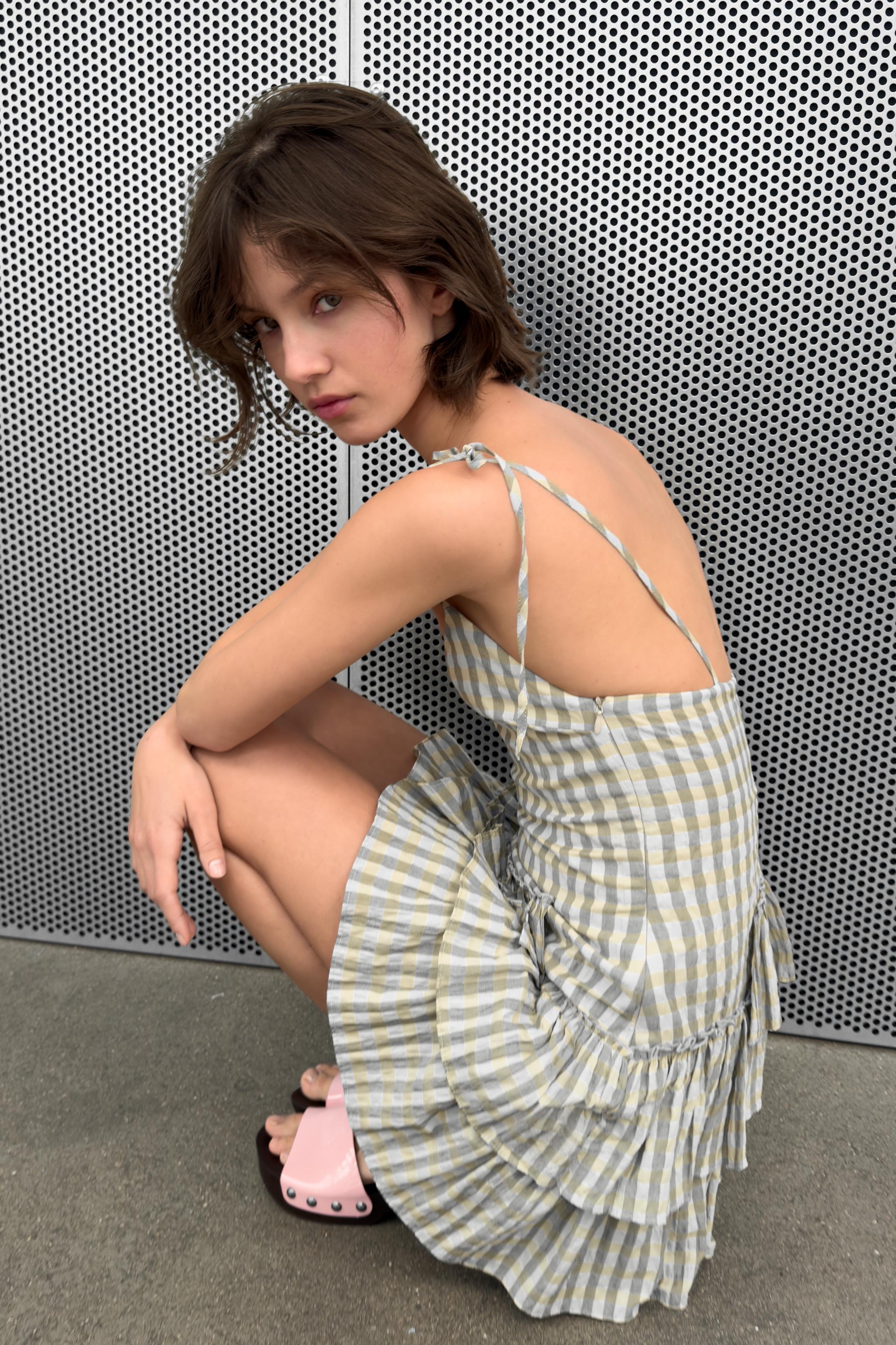 ROBE COURTE À CARREAUX ET VOLANTS